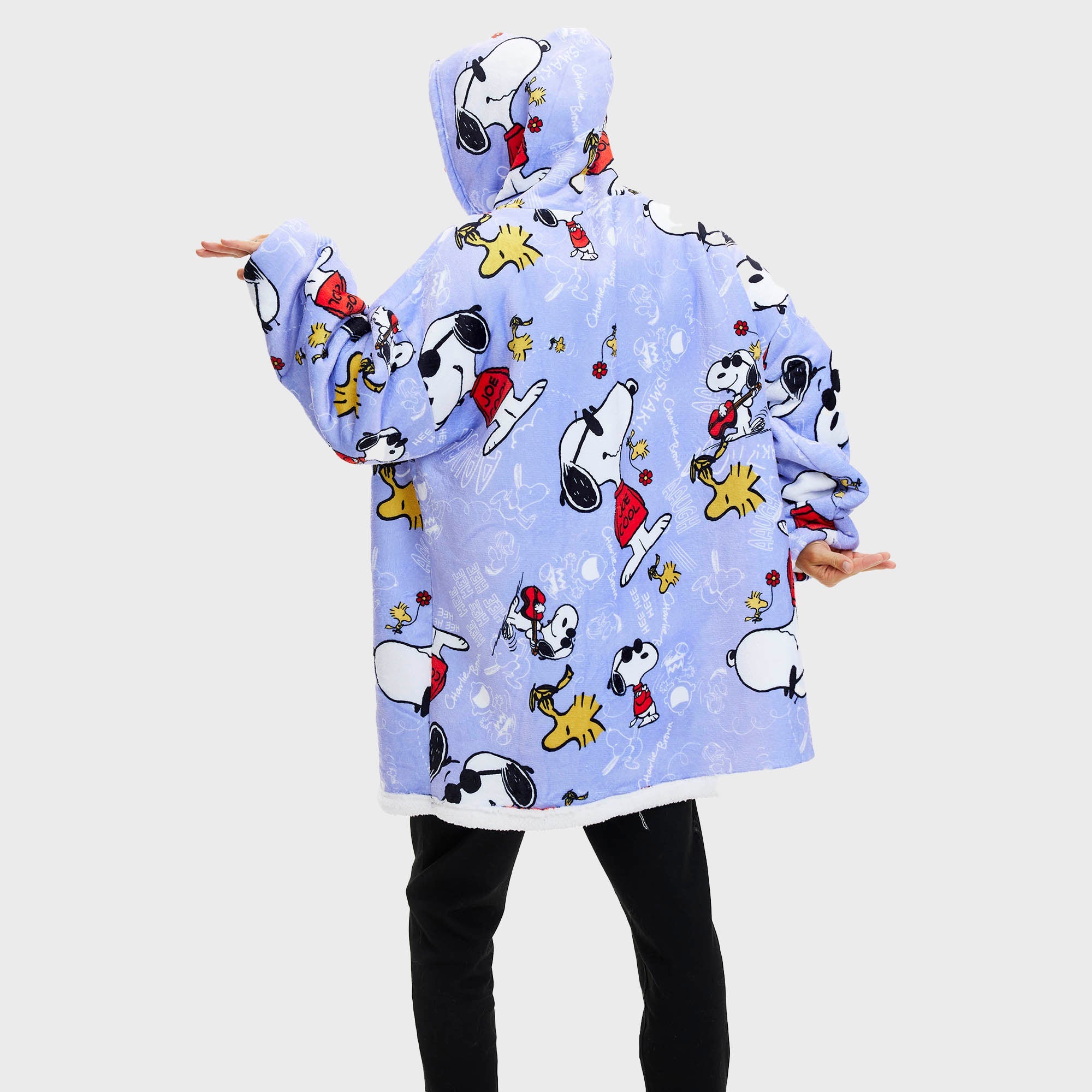 Weihnachtspyjama in Hellblau mit Snoopy-Weihnachtspullover für Damen und Herren.