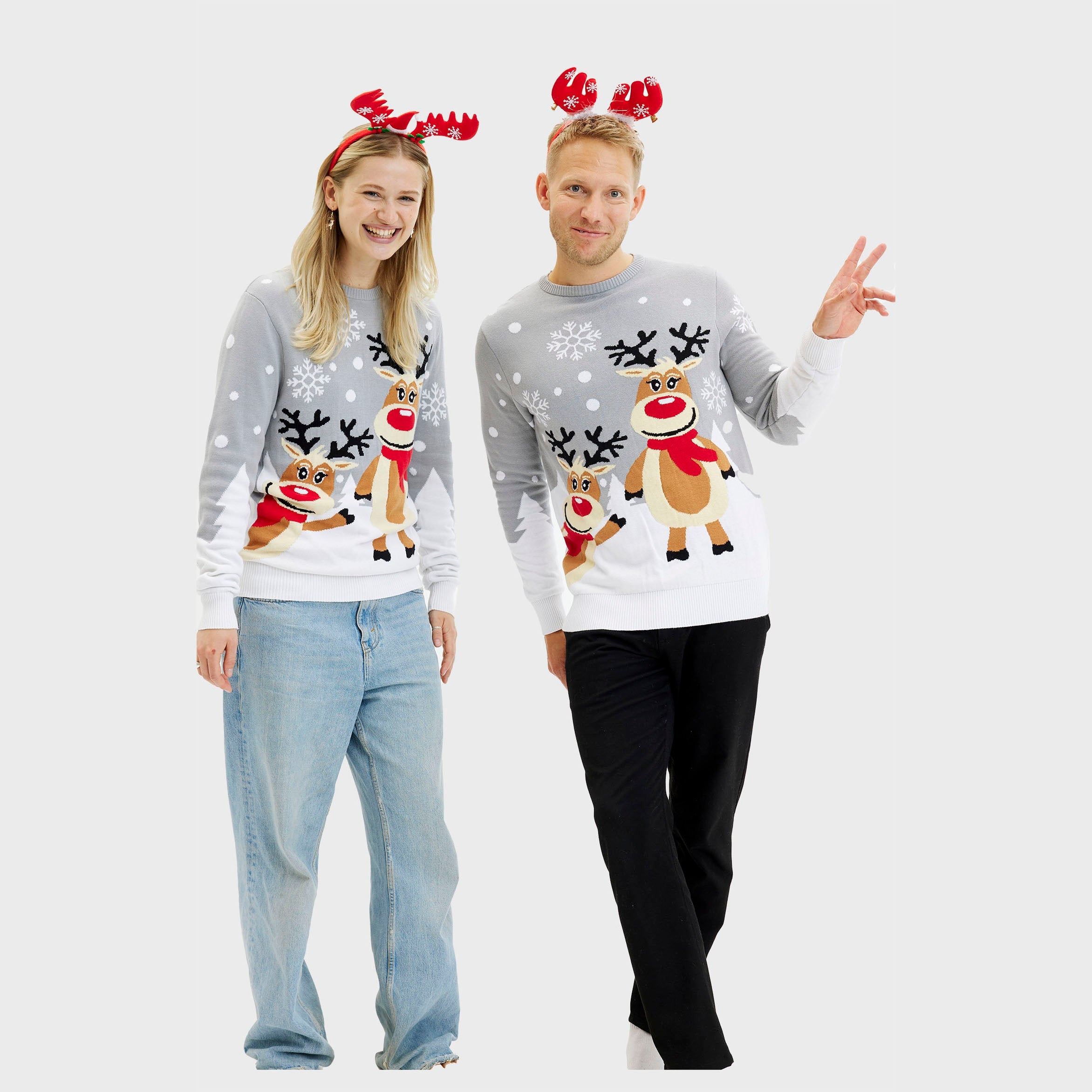 Grauer Weihnachtspullover Herren mit Rentiermotiv, nachhaltige Bio-Baumwolle, gemütlich und festlich.