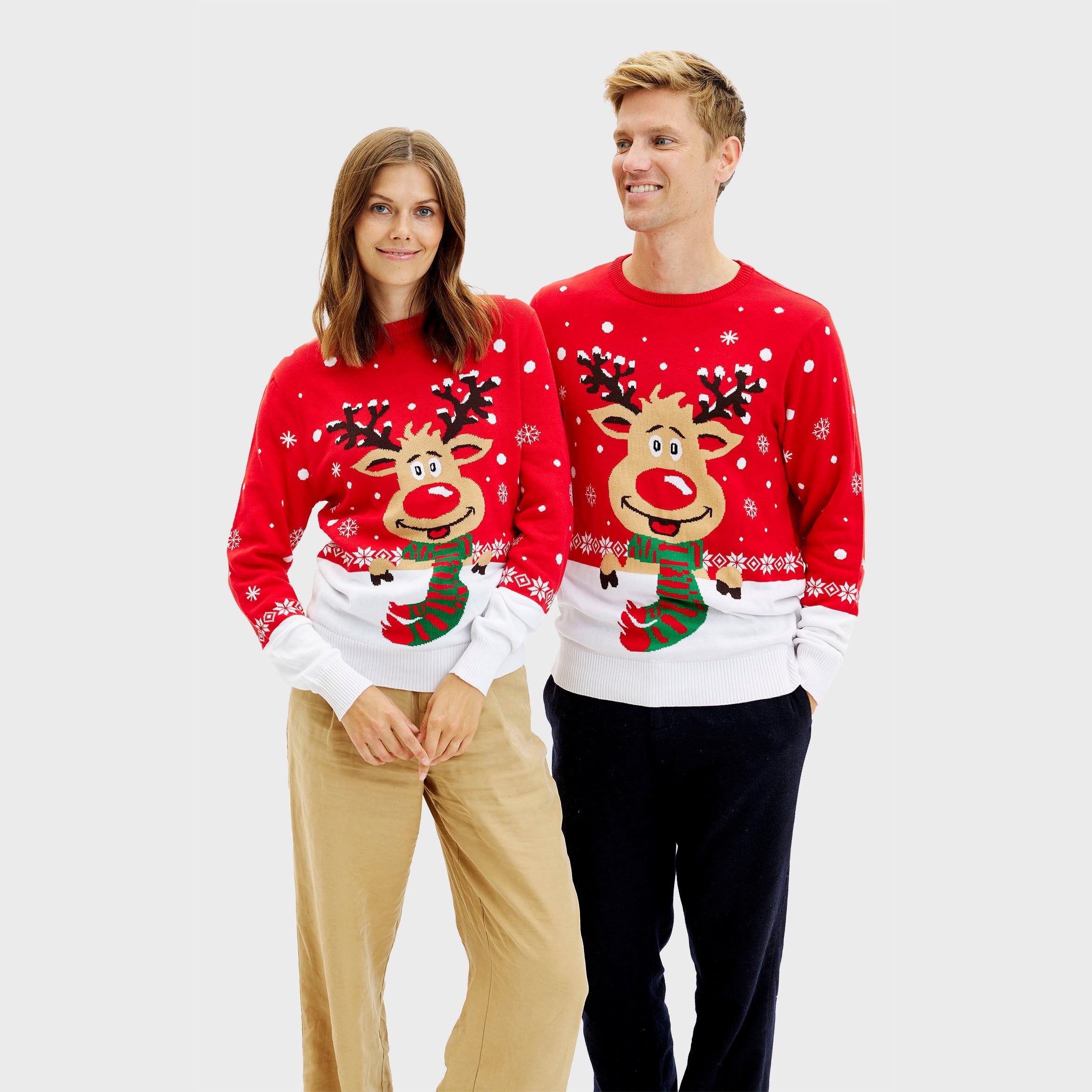 Roter Weihnachtspullover Damen mit Rentiermotiv, passend als Weihnachtspullover Herren und Kinder, weihnachtspyjama Varianten.