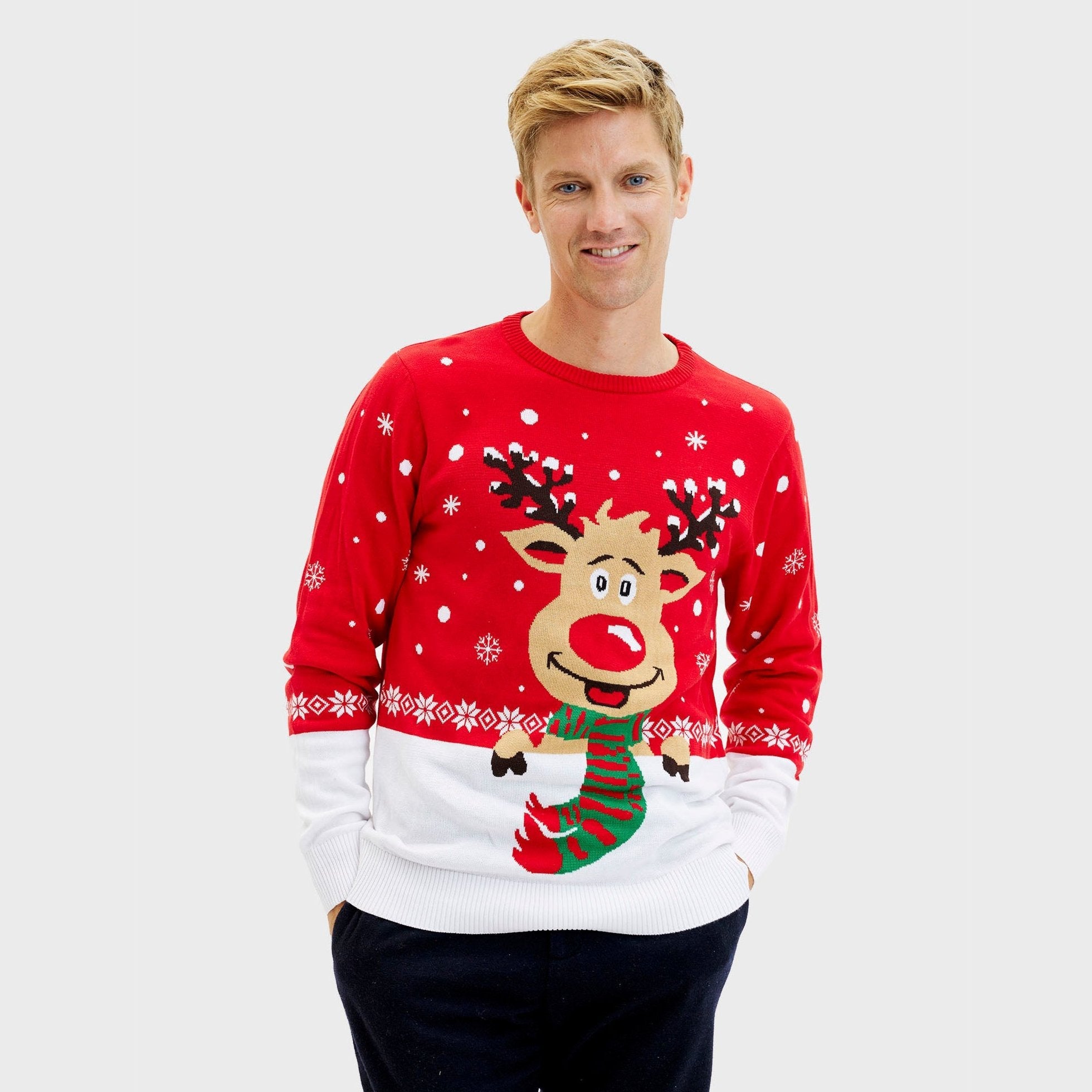 Roter Weihnachtspullover Herren mit fröhlichem Rentiermotiv und weißem Schneeflockendesign, nachhaltiger Bio-Baumwolle.