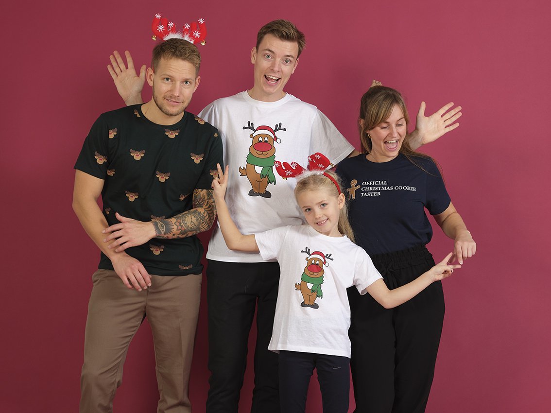 Eine Familie, die jeweils ein Weihnachts-T-Shirt trägt.