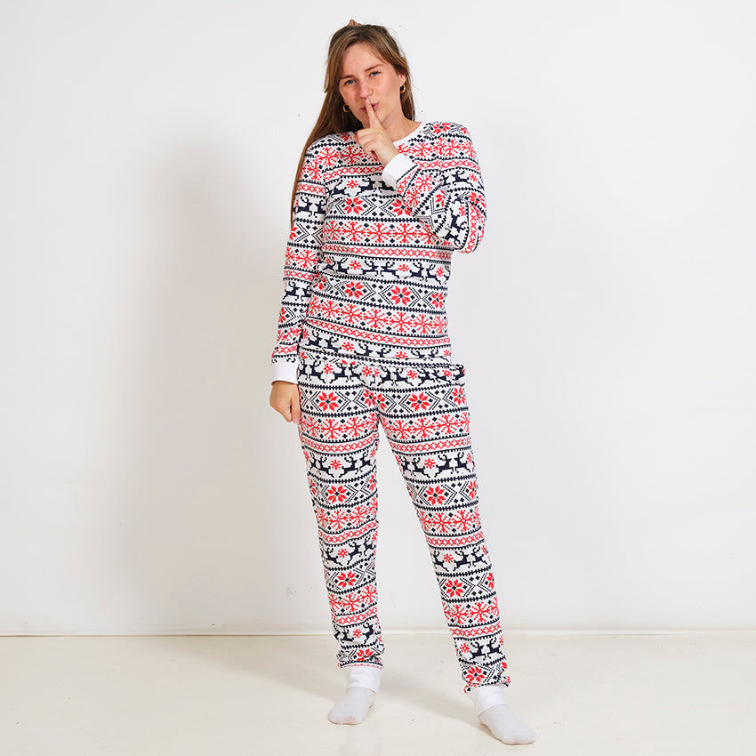 Damen Weihnachtspyjama Rot/Weiß mit festlichem Muster aus Schneeflocken und Rentieren, weihnachtspullover damen Stil.