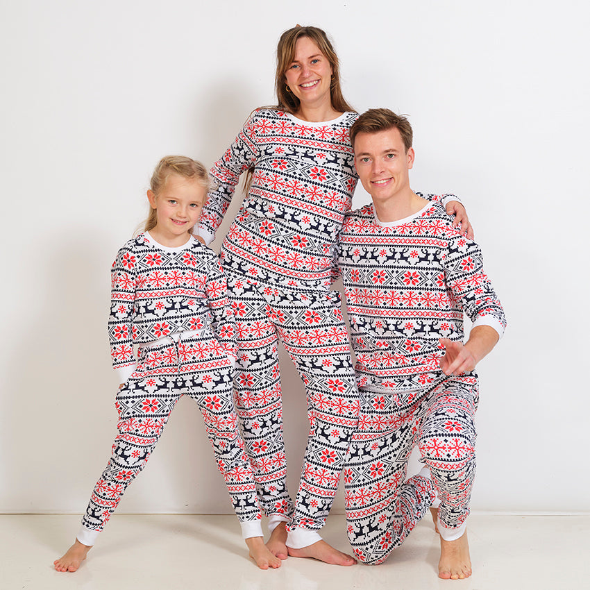 Rote und weiße Weihnachtspyjama Damen, Herren und Kinder mit Norwegermuster und Rentierdesign.