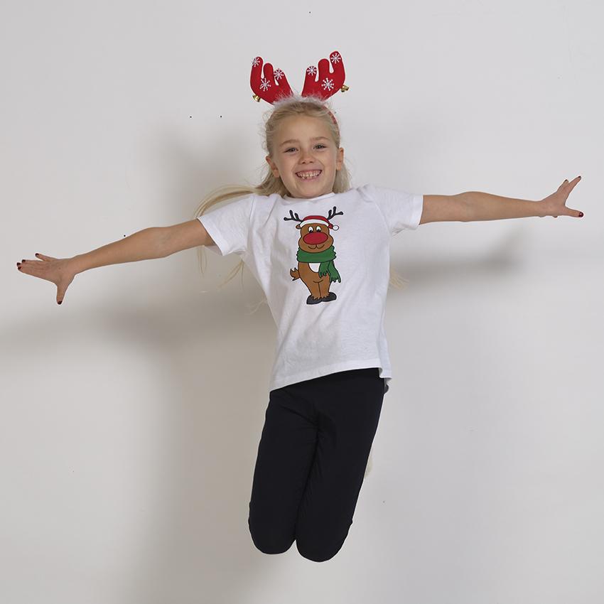 Eine Familie, die ein weißes T-Shirt mit Rudolph darauf trägt.