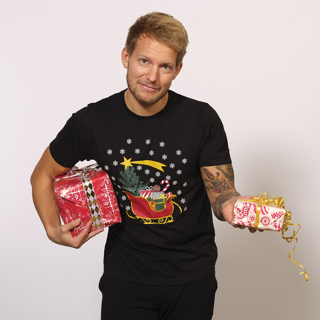 Ein Mann trägt ein schwarzes Weihnachts-T-Shirt mit dem Schlitten des Weihnachtsmanns.