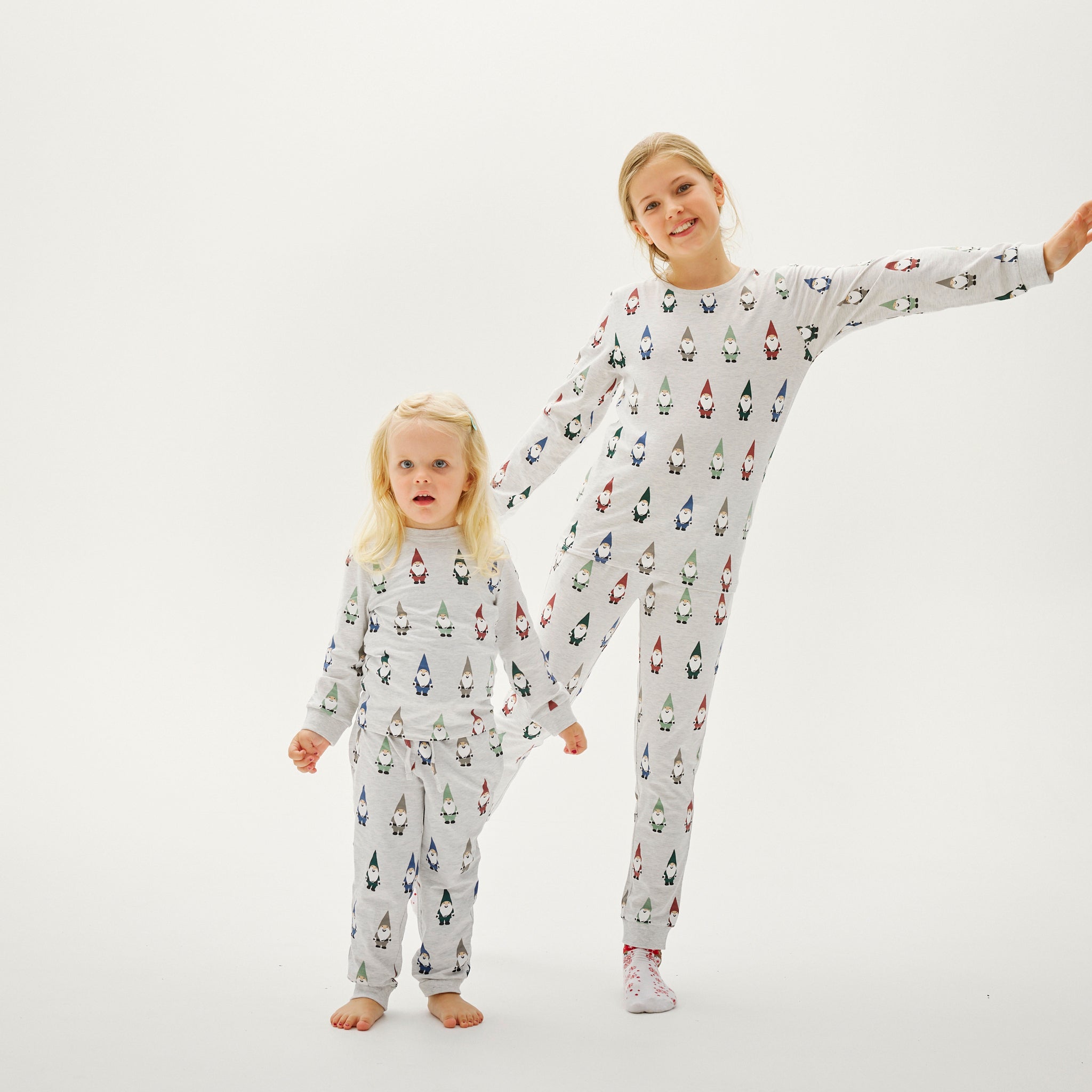Kinder Weihnachtspyjama Set mit Gartenzwerg-Motiv, nachhaltig, dehnbar, in Grau.