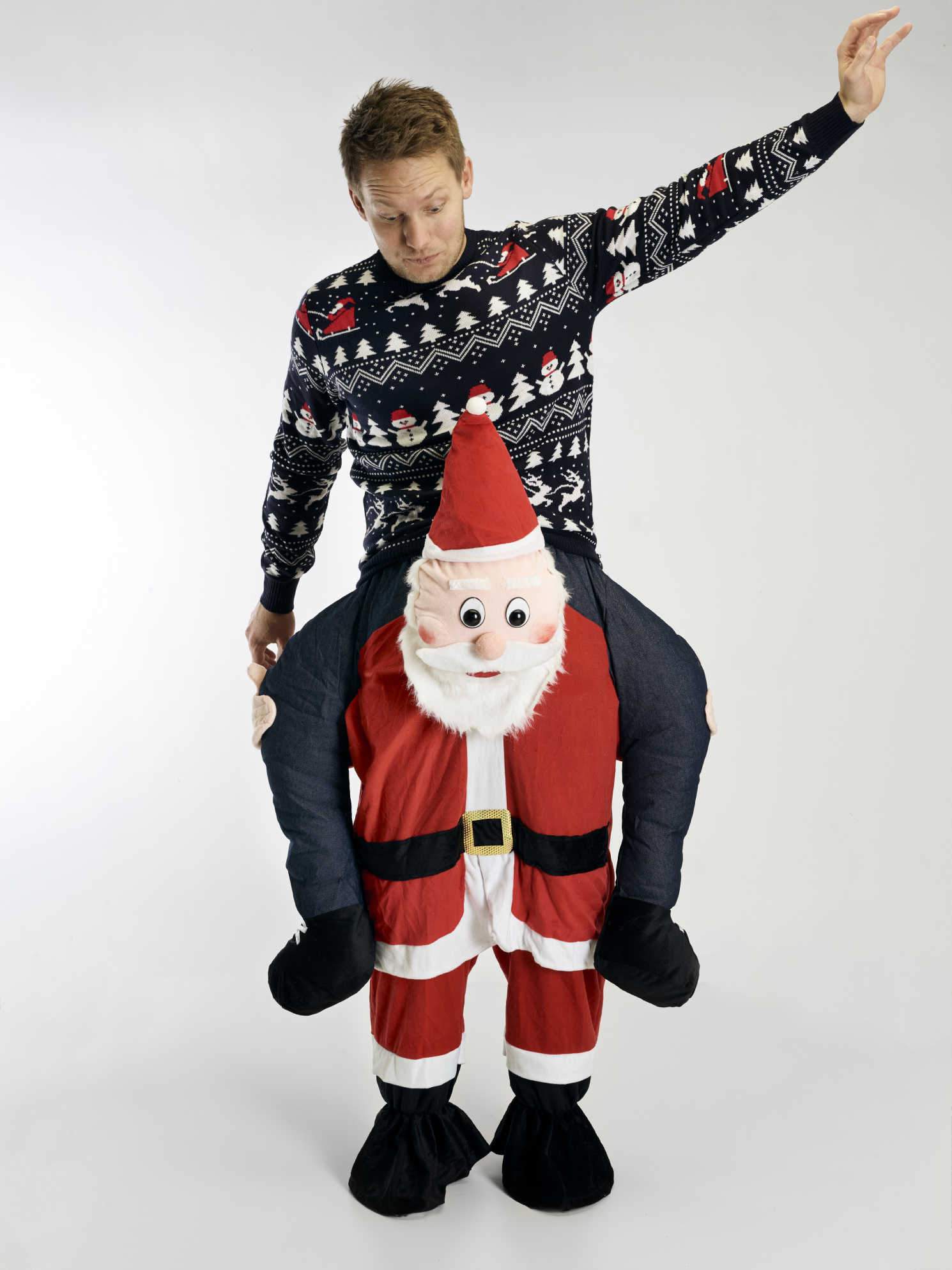 Ein Mann, der ein Weihnachtskostüm trägt.
