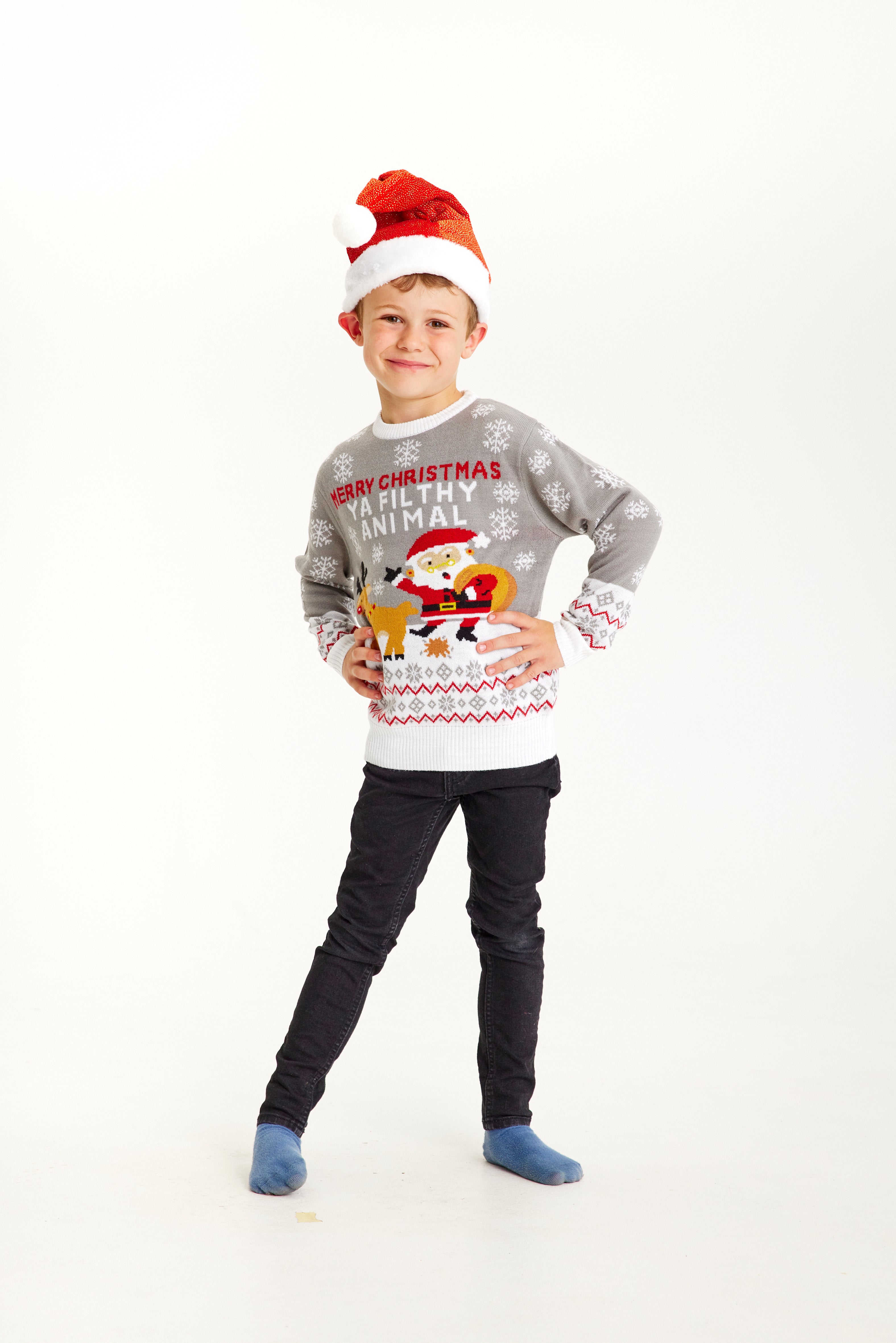 Ein Kind trägt einen grauen Weihnachtspulli mit dem Spruch 