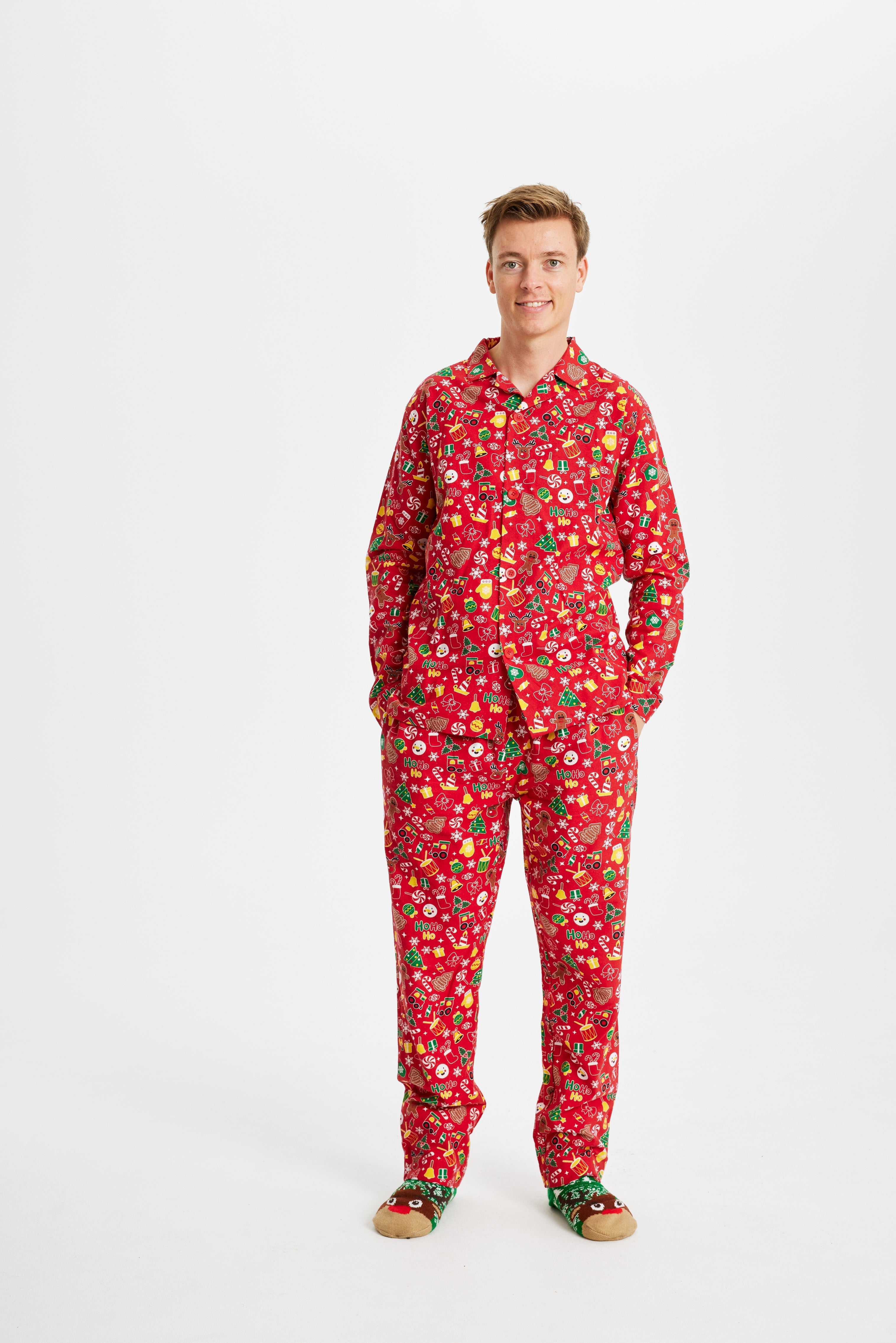 Roter weihnachtspyjama herren aus Flanell mit buntem Weihnachtsmuster und langem Arm.