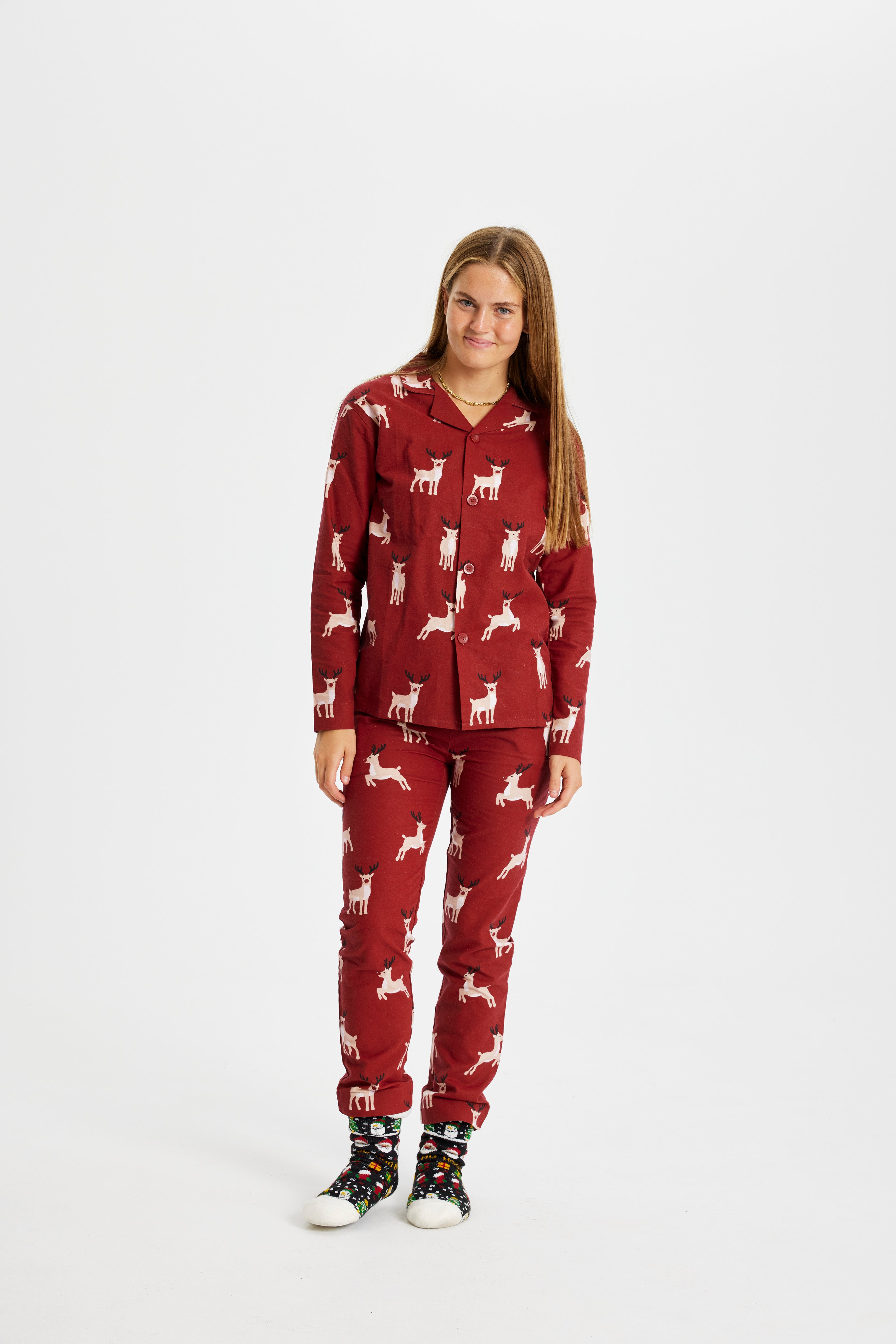 Roter Weihnachtspyjama Damen aus Flanell mit Rentier-Muster, langer Ärmel und Hose.