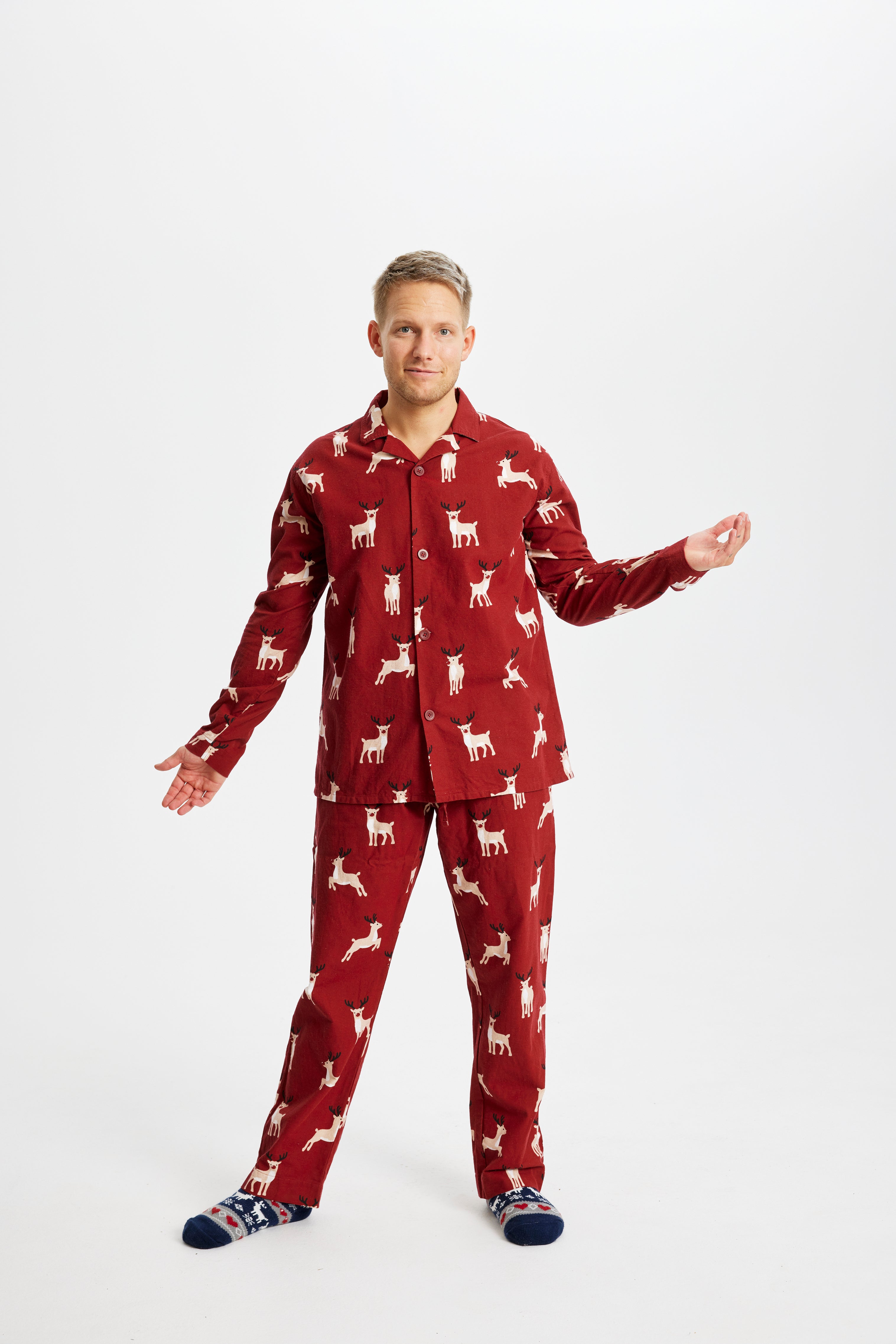 Roter Rentier Weihnachtspyjama Herren aus weichem Flanell mit Knopfleiste und Allover-Rentierprint.