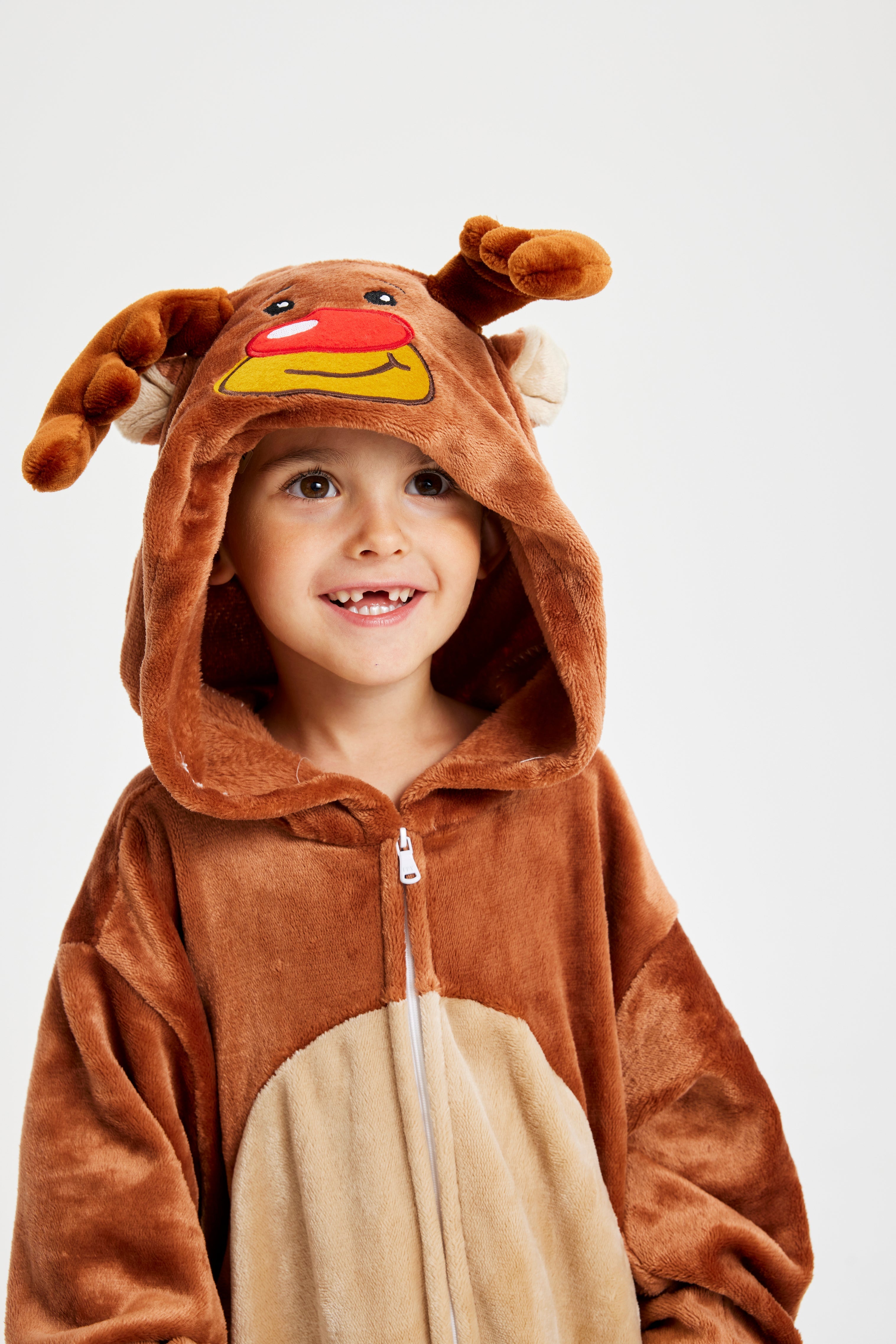 Ein lächelndes Kind, das ein Rentierkostüm trägt.