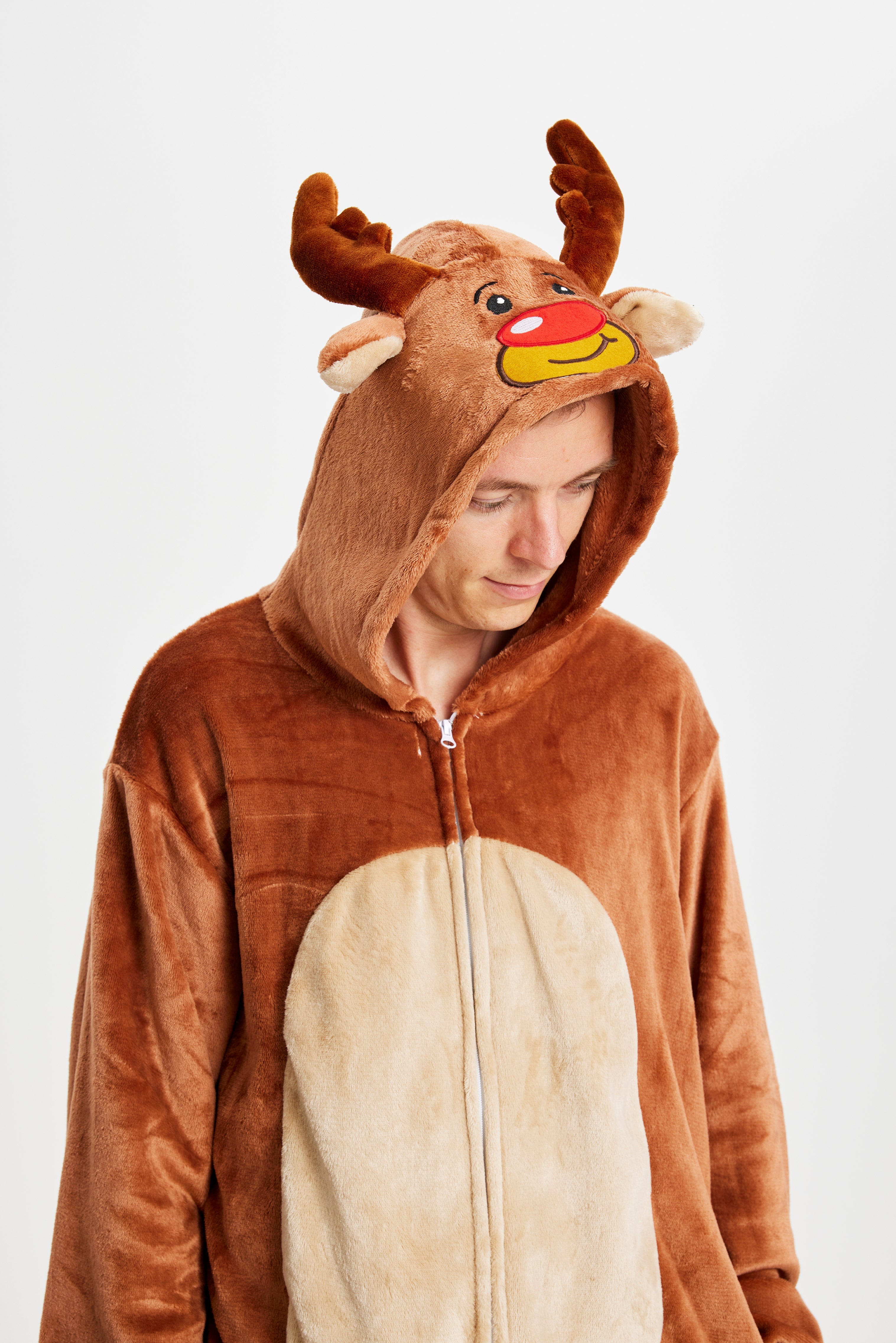 Eine Frau, die ein Rentierkostüm trägt.