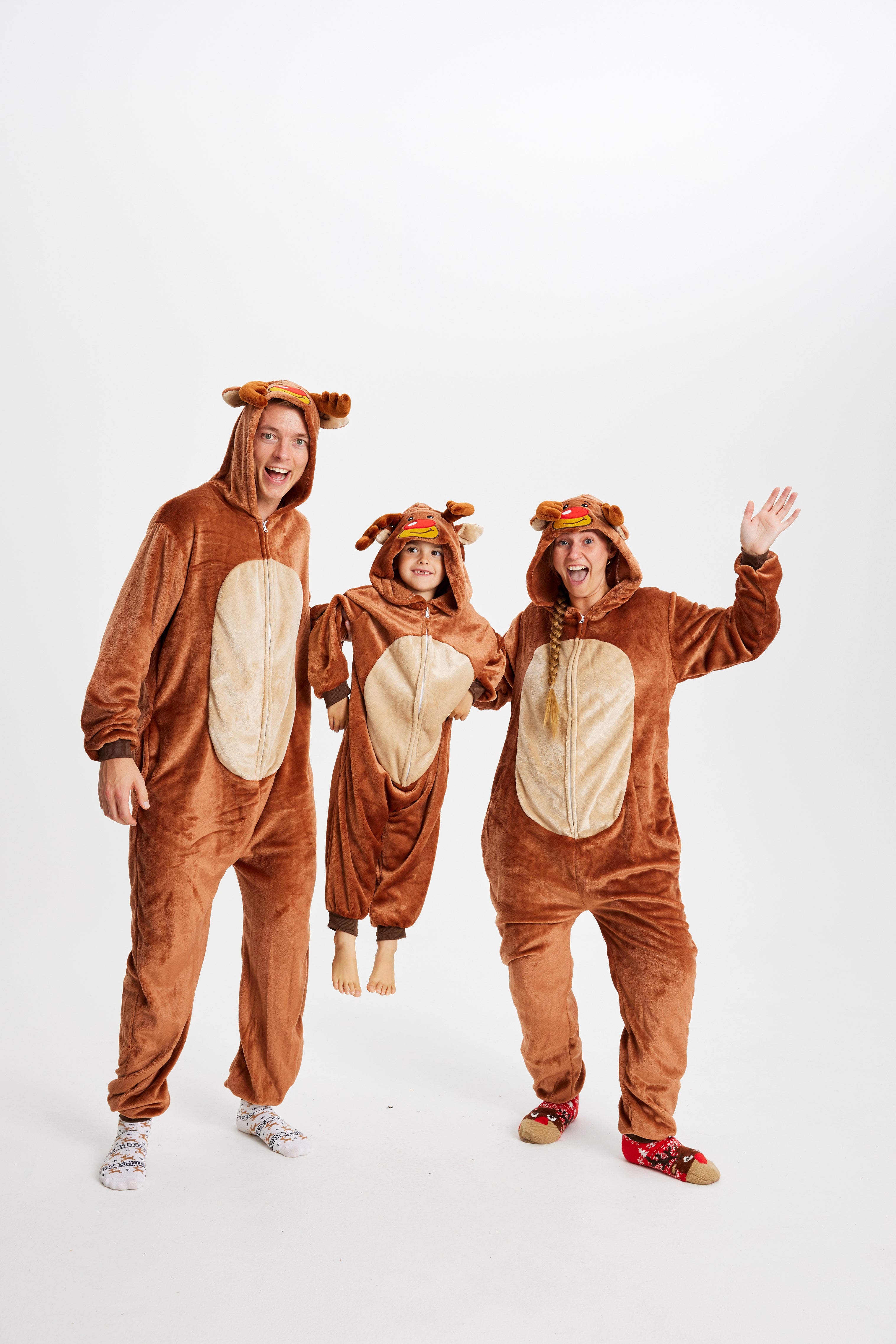 Eine Frau, die ein Rentierkostüm trägt.