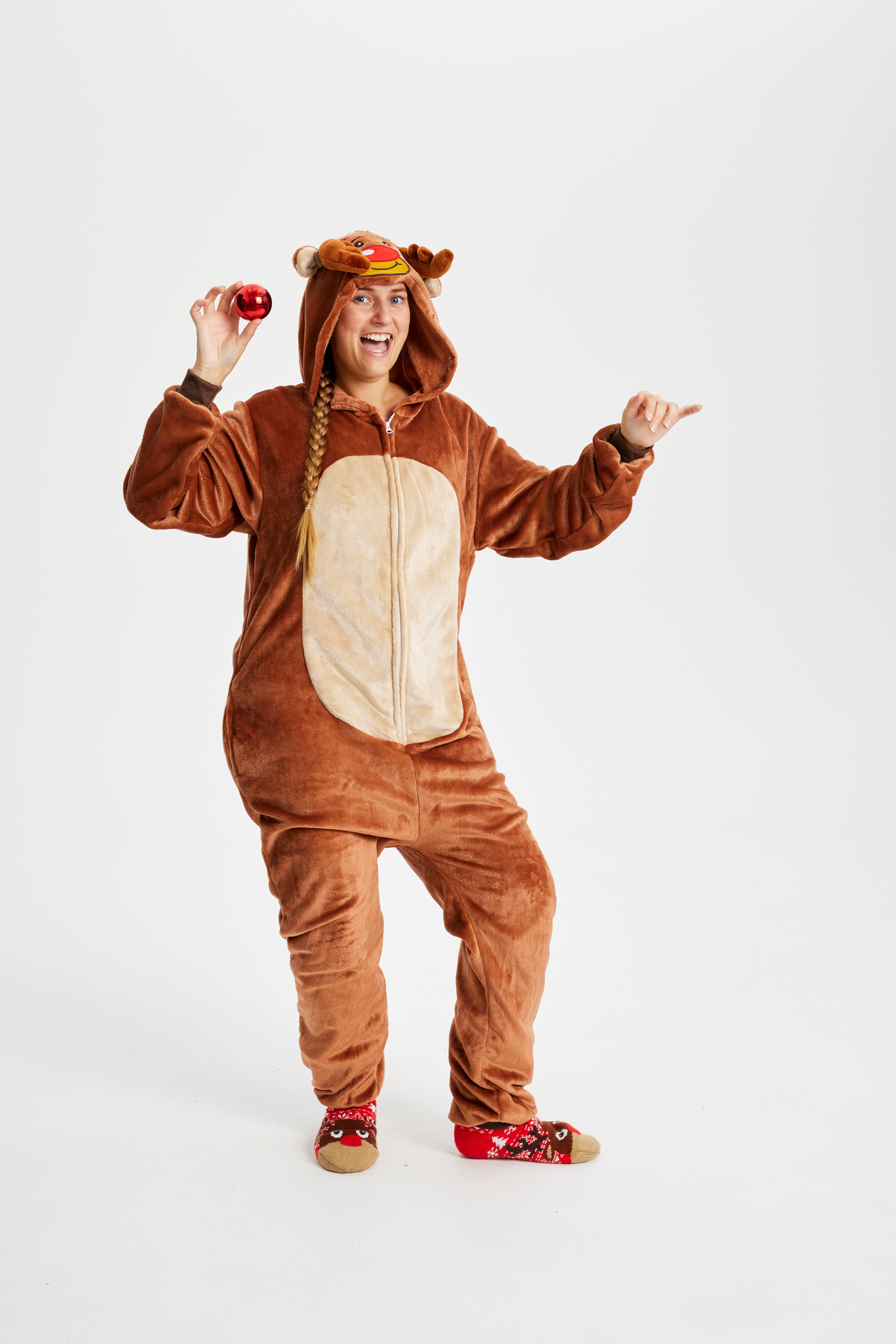 Eine Frau, die ein Rentierkostüm trägt.