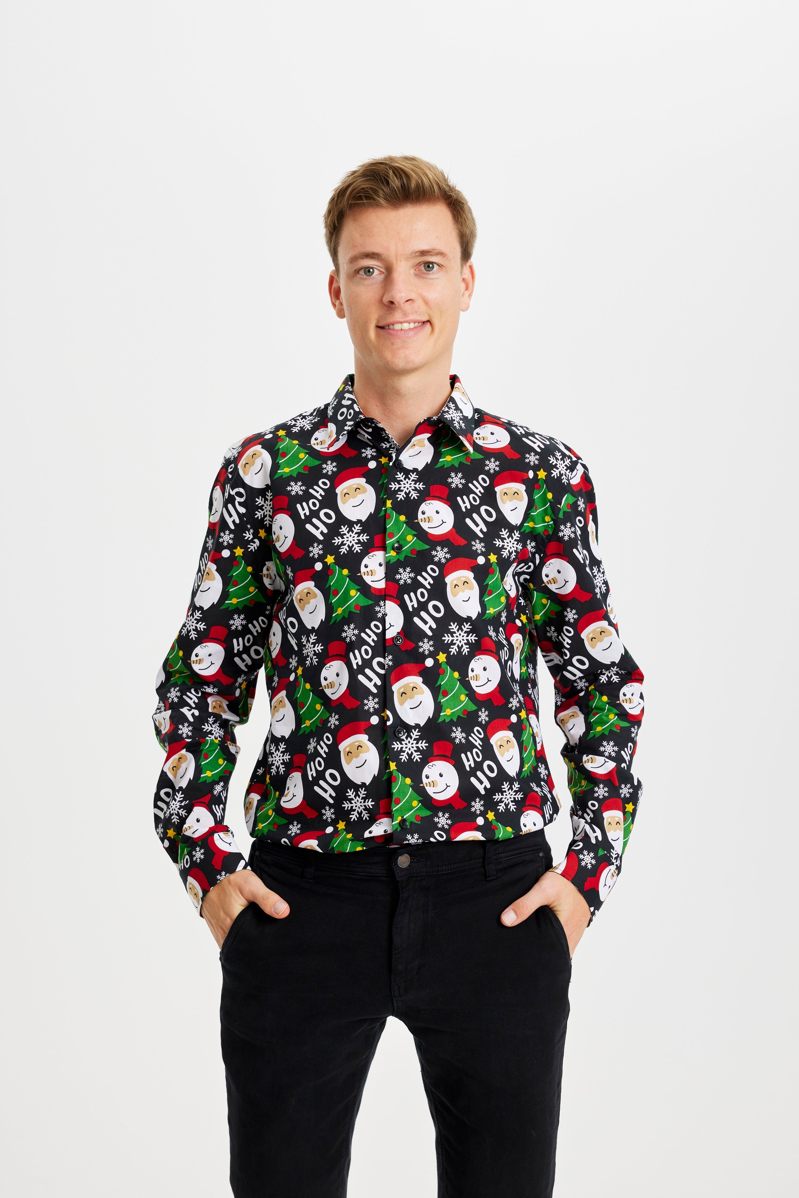 Ein Mann, der ein schwarzes Weihnachtshemd mit einem Weihnachtsmuster trägt.