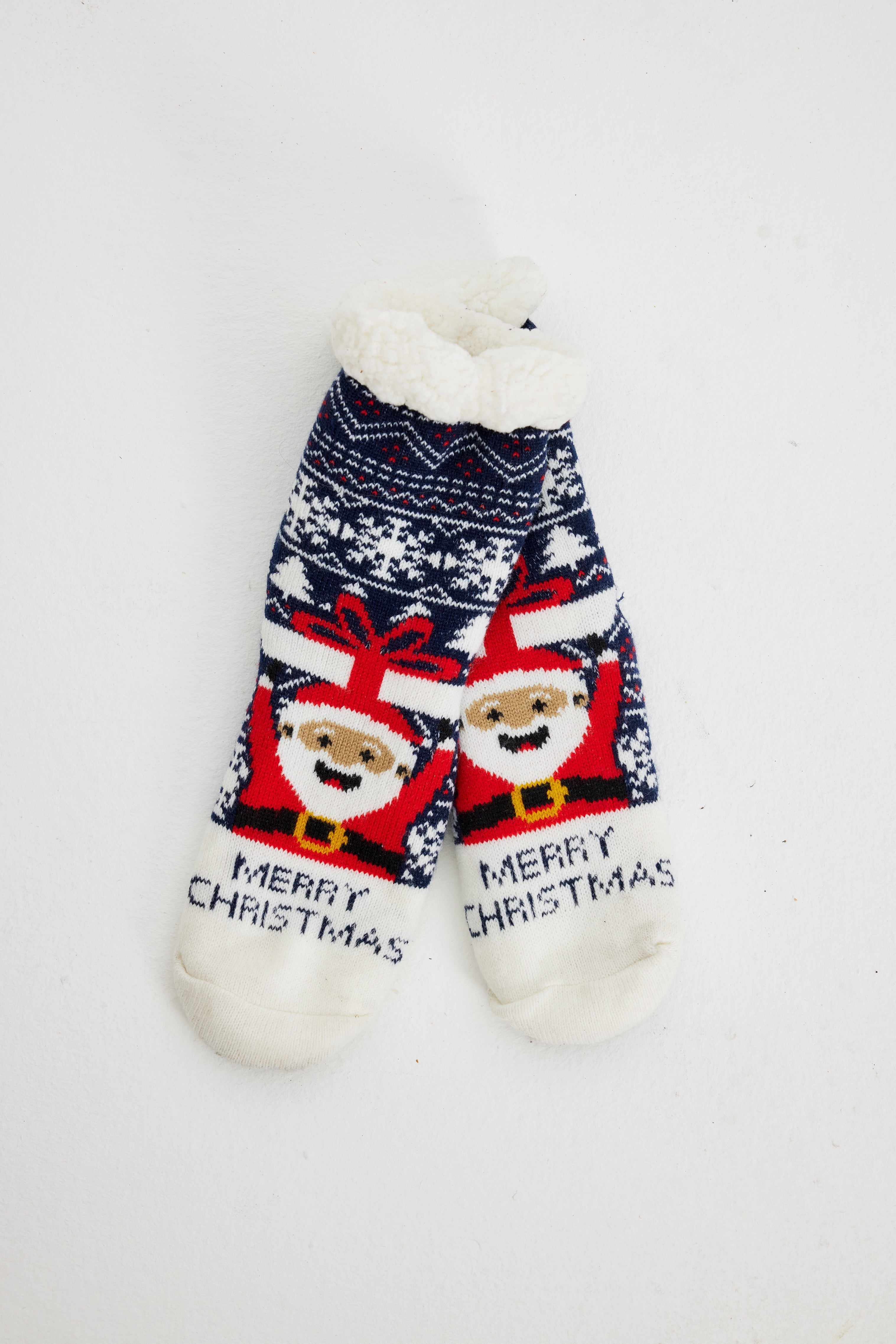 Ein Paar Weihnachtssocken mit dem Weihnachtsmann darauf.