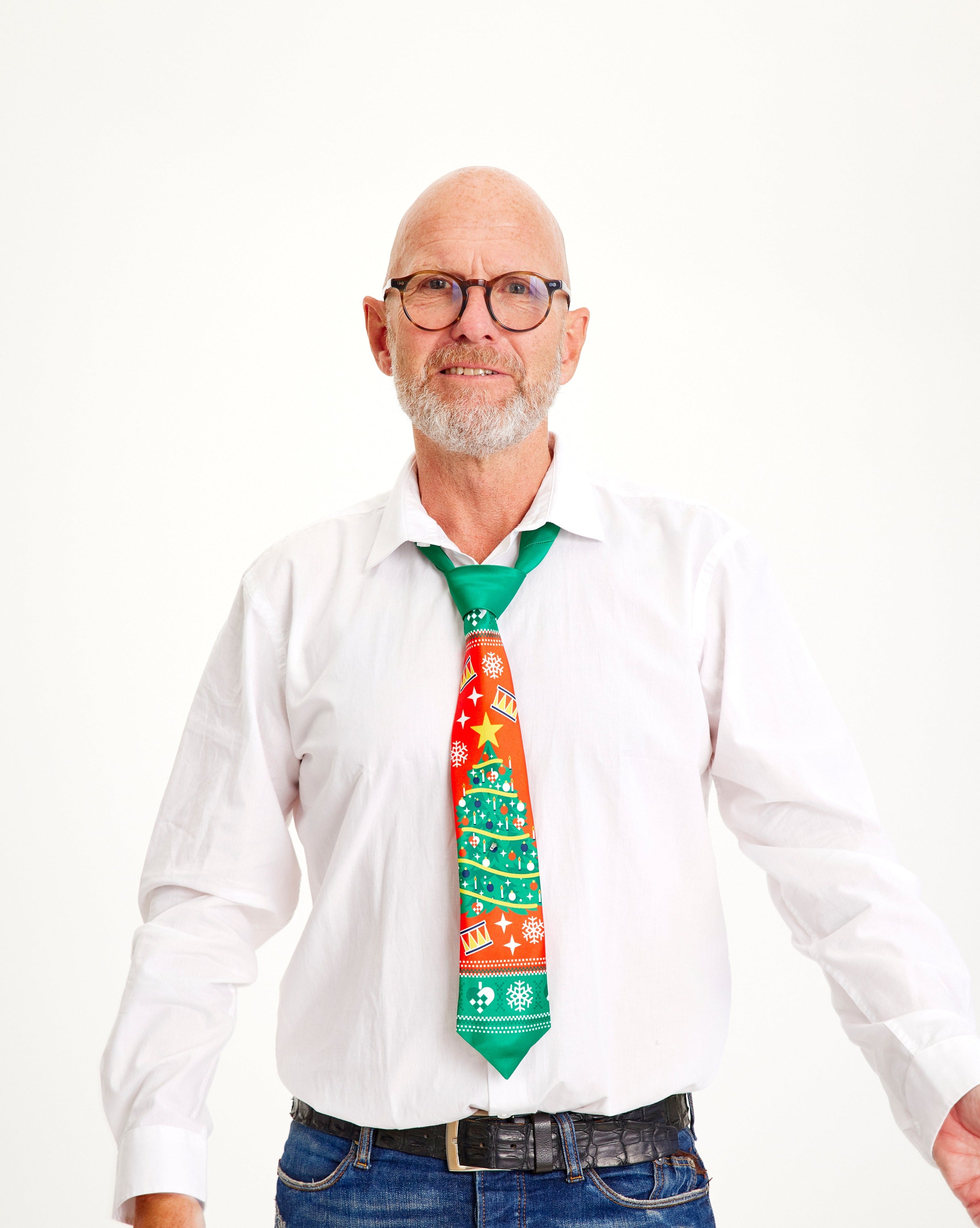 Ein lächelnder Mann mit einer rot-grünen Krawatte.