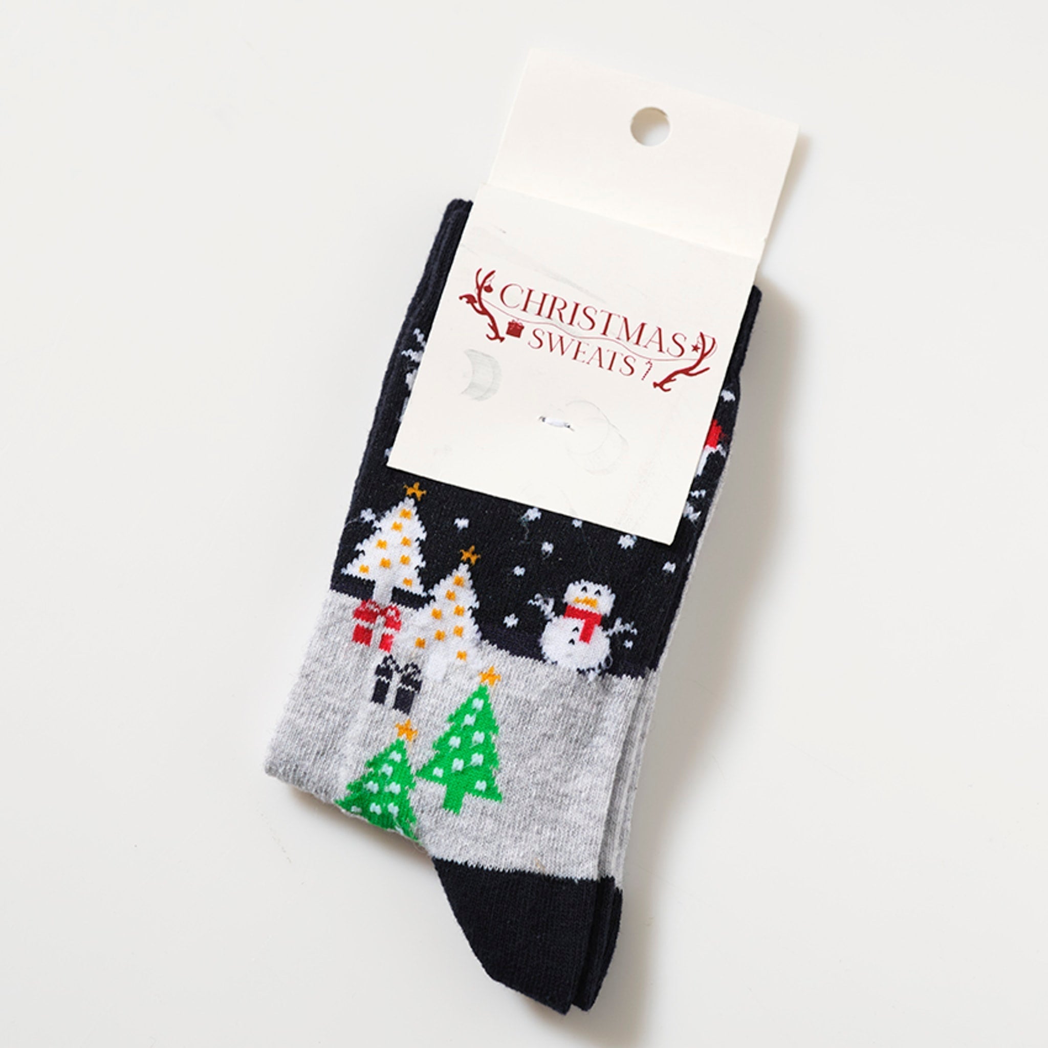 Ein Paar schöne Weihnachtssocken mit Weihnachtsbäumen darauf.